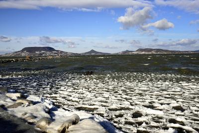 A január elején beköszöntött erõs viharos szélnek és a nagy hidegnek köszönhetõen jégben pompázik a Balaton déli partja.A növényekre és a part meletti tárgyakra ráfagy a Balaton vize és igazi jégszobrokat varázsol a természet.-stock-foto