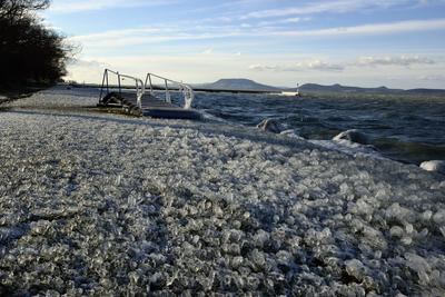 A január elején beköszöntött erõs viharos szélnek és a nagy hidegnek köszönhetõen jégben pompázik a Balaton déli partja.A növényekre és a part meletti tárgyakra ráfagy a Balaton vize és igazi jégszobrokat varázsol a természet.-stock-foto