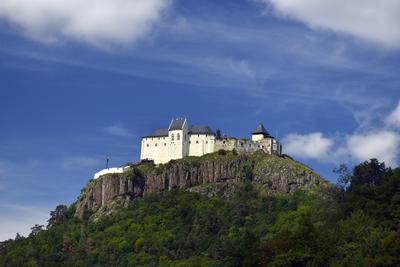 A füzéri vár a Zempléni-hegységben-stock-foto
