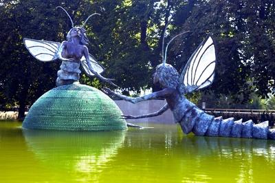 Tiszavirágpár szobor Szolnokon A Tisza-parti sétányon.-stock-foto