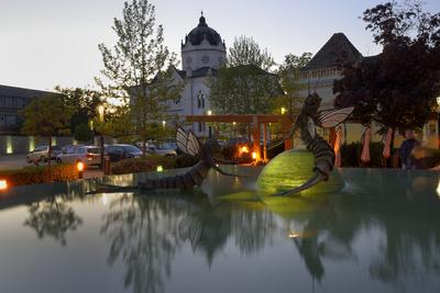 Tiszavirágpár szobor Szolnokon A Tisza-parti sétányon.-stock-foto