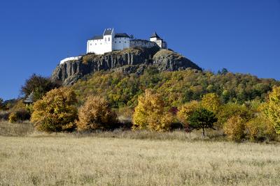 A füzéri vár a Zempléni-hegységben-stock-foto