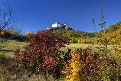 A füzéri vár a Zempléni-hegységben-stock-foto