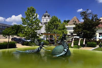 Tiszavirágpár szobor Szolnokon A Tisza-parti sétányon.-stock-foto