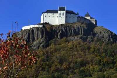 A füzéri vár a Zempléni-hegységben-stock-foto