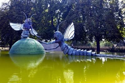 Tiszavirágpár szobor Szolnokon A Tisza-parti sétányon.-stock-foto