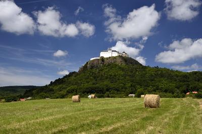 A füzéri vár a Zempléni-hegységben-stock-foto