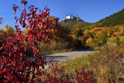 A füzéri vár a Zempléni-hegységben-stock-foto