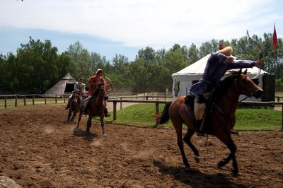 Lovasbemutató Ópusztaszeren a Nemzeti Történeti Emlékparkban-stock-foto