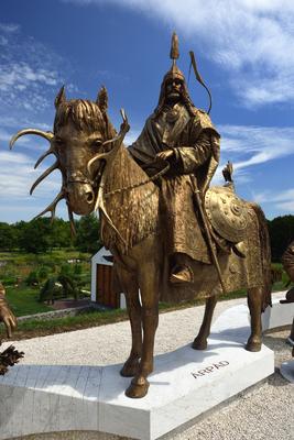 Az Árpád és vezérei szoborcsoprt Kligl Sándor szobrászmûvész alkotása az Ópusztaszeri Történeti Emélkparkban található. Az életnagyságú alakokat formázószoborcsoport  az emlékparkban az egykori Árpád-kori templom romjai mellett magas-stock-foto