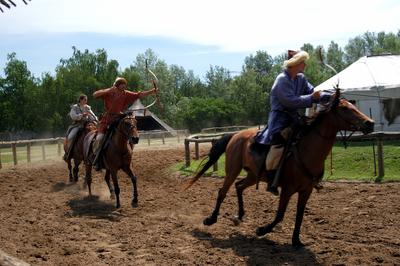 Lovasbemutató Ópusztaszeren a Nemzeti Történeti Emlékparkban-stock-foto