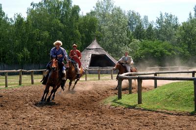 Lovasbemutató Ópusztaszeren a Nemzeti Történeti Emlékparkban-stock-foto