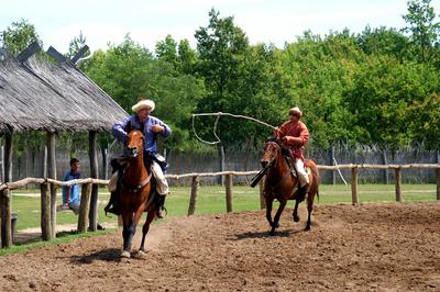 Lovasbemutató Ópusztaszeren a Nemzeti Történeti Emlékparkban-stock-foto