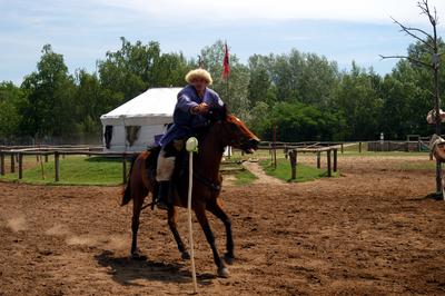 Lovasbemutató Ópusztaszeren a Nemzeti Történeti Emlékparkban-stock-foto