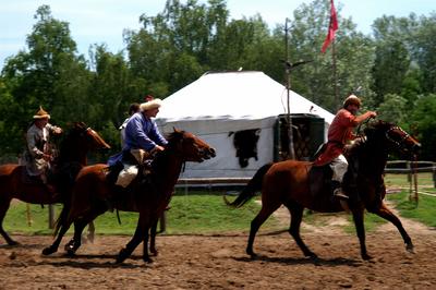 Lovasbemutató Ópusztaszeren a Nemzeti Történeti Emlékparkban-stock-foto
