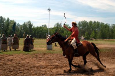 Lovasbemutató Ópusztaszeren a Nemzeti Történeti Emlékparkban-stock-foto