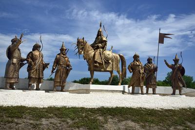 Az Árpád és vezérei szoborcsoprt Kligl Sándor szobrászmûvész alkotása az Ópusztaszeri Történeti Emélkparkban található. Az életnagyságú alakokat formázószoborcsoport  az emlékparkban az egykori Árpád-kori templom romjai mellett magas-stock-foto