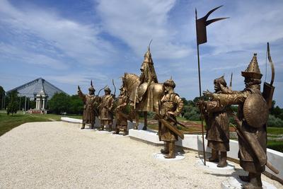 Az Árpád és vezérei szoborcsoprt Kligl Sándor szobrászmûvész alkotása az Ópusztaszeri Történeti Emélkparkban található. Az életnagyságú alakokat formázószoborcsoport  az emlékparkban az egykori Árpád-kori templom romjai mellett magas-stock-foto