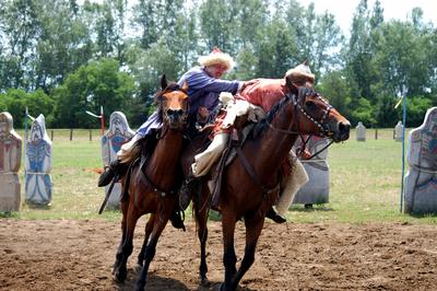 Lovasbemutató Ópusztaszeren a Nemzeti Történeti Emlékparkban-stock-foto