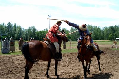 Lovasbemutató Ópusztaszeren a Nemzeti Történeti Emlékparkban-stock-foto