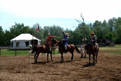Lovasbemutató Ópusztaszeren a Nemzeti Történeti Emlékparkban-stock-foto