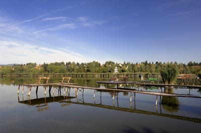A börzsöny lábánál található festõi környezetben a diósjenõi tó-stock-foto