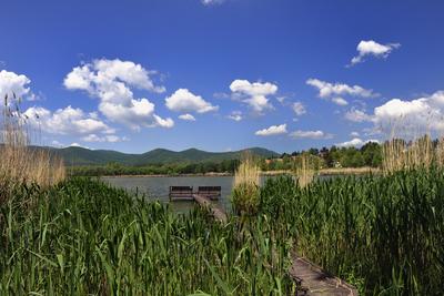 A börzsöny lábánál található festõi környezetben a diósjenõi tó-stock-foto