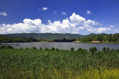 A börzsöny lábánál található festõi környezetben a diósjenõi tó-stock-foto