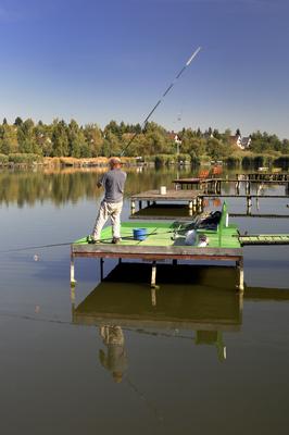 A börzsöny lábánál található festõi környezetben a diósjenõi tó-stock-foto