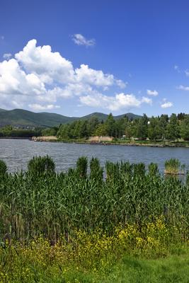 A börzsöny lábánál található festõi környezetben a diósjenõi tó-stock-foto