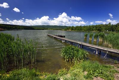 A börzsöny lábánál található festõi környezetben a diósjenõi tó-stock-photo