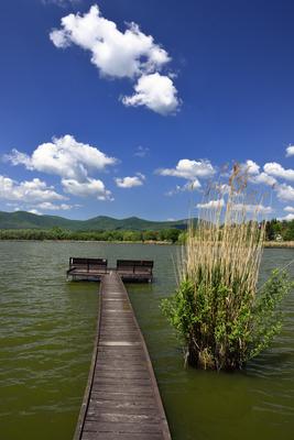 A börzsöny lábánál található festõi környezetben a diósjenõi tó-stock-foto