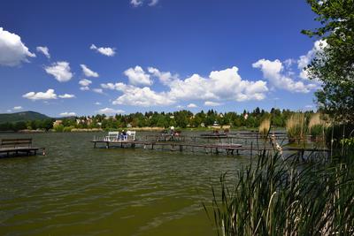 A börzsöny lábánál található festõi környezetben a diósjenõi tó-stock-foto