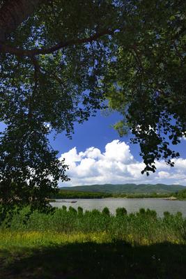 A börzsöny lábánál található festõi környezetben a diósjenõi tó-stock-foto