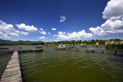 A börzsöny lábánál található festõi környezetben a diósjenõi tó-stock-foto