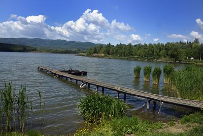 A börzsöny lábánál található festõi környezetben a diósjenõi tó-stock-foto