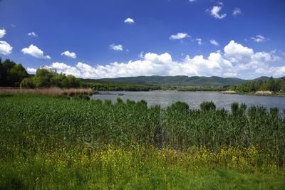 A börzsöny lábánál található festõi környezetben a diósjenõi tó-stock-foto