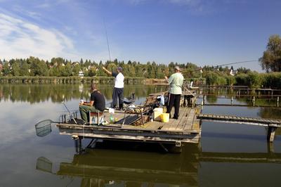 A börzsöny lábánál található festõi környezetben a diósjenõi tó-stock-foto