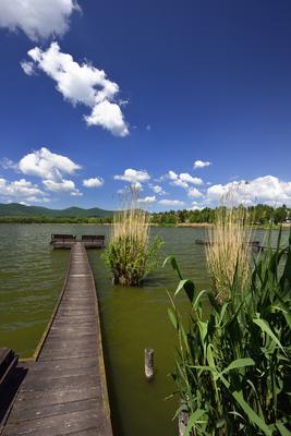 A börzsöny lábánál található festõi környezetben a diósjenõi tó-stock-foto