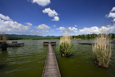 A börzsöny lábánál található festõi környezetben a diósjenõi tó-stock-foto
