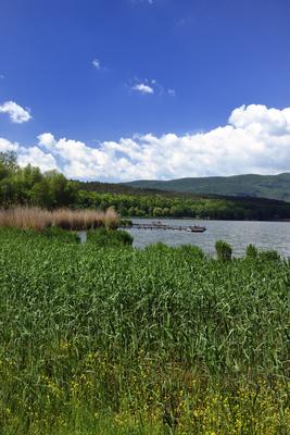 A börzsöny lábánál található festõi környezetben a diósjenõi tó-stock-foto