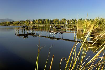 A börzsöny lábánál található festõi környezetben a diósjenõi tó-stock-foto