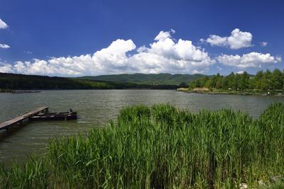 A börzsöny lábánál található festõi környezetben a diósjenõi tó-stock-foto