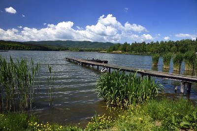A börzsöny lábánál található festõi környezetben a diósjenõi tó-stock-foto