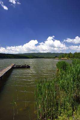 A börzsöny lábánál található festõi környezetben a diósjenõi tó-stock-foto