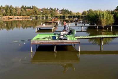A börzsöny lábánál található festõi környezetben a diósjenõi tó-stock-foto