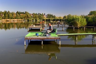 A börzsöny lábánál található festõi környezetben a diósjenõi tó-stock-foto