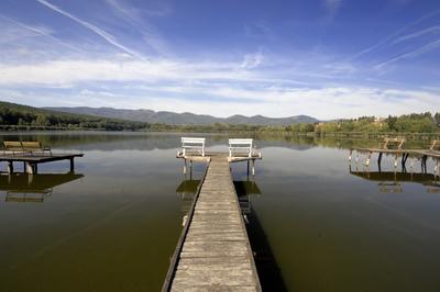 A börzsöny lábánál található festõi környezetben a diósjenõi tó-stock-foto