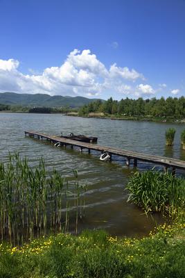 A börzsöny lábánál található festõi környezetben a diósjenõi tó-stock-foto