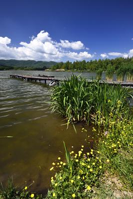 A börzsöny lábánál található festõi környezetben a diósjenõi tó-stock-foto